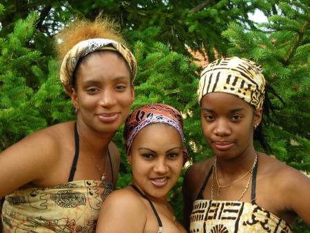 le gruope gwadaafrika de gauche a droite krissou,ludivine et moi